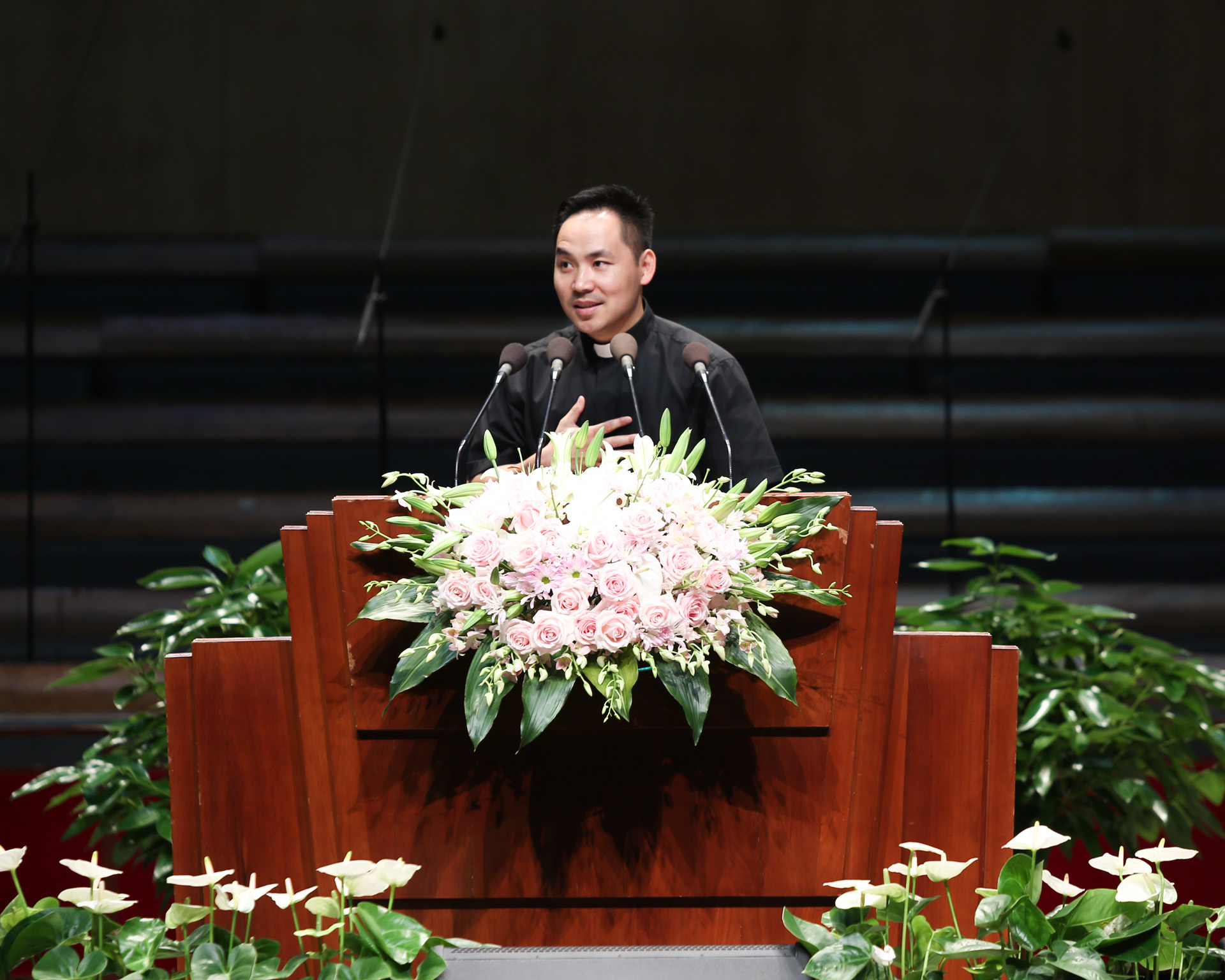 小兵牧師演講全新內(nèi)容揭秘，小巷中的探索之旅