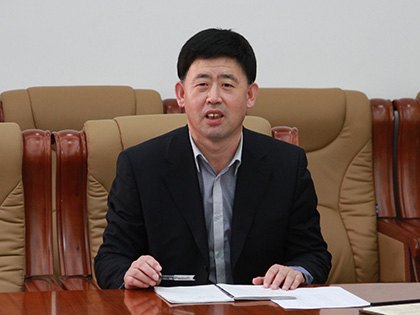 演員楊延?xùn)|的獨家美食探索之旅，小巷中的獨特美味之旅